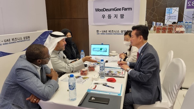 강성민 우듬지팜 대표(오른쪽 첫번째)가 ‘한·UAE 비즈니스 포럼’에서 현지 바이어들과 협의하고 있는 모습. 제공=우듬지팜
