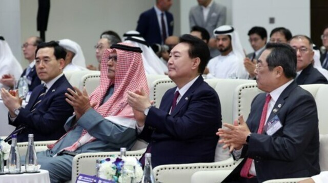 윤석열 대통령(오른쪽 두번째)이 1월16일 UAE 아부다비 릭소스 마리나 호텔에서 열린 ‘한·UAE 비즈니스 포럼’에서 박수치고 있다. 연합뉴스
