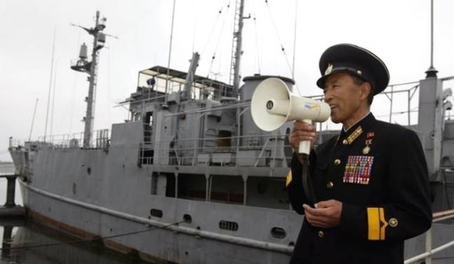 북한 평양 보통강에 전시된 푸에블로호를 배경으로 인민군 복장을 한 남성이 시민들에게 반미 교육을 하는 모습. 북한은 1968년 미 해군 소속 정찰함 푸에블로호를 나포한 뒤 그 선체를 반환하는 대신 체제 선전&nbsp;도구로 활용하고 있다. 세계일보 자료사진