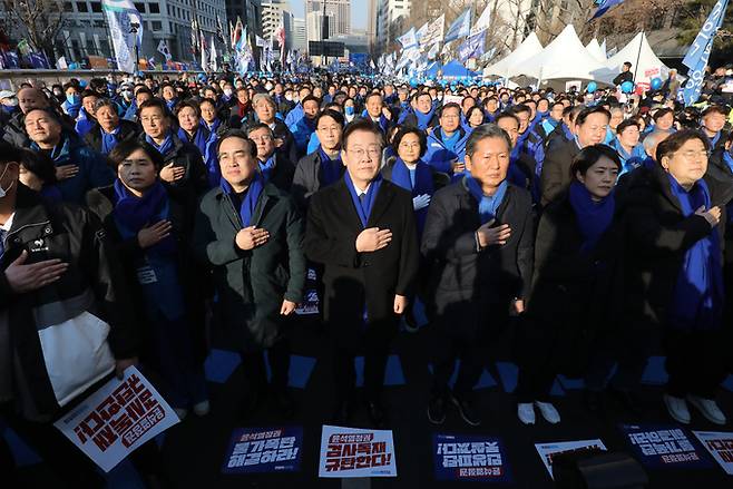 더불어민주당 이재명 대표를 비롯한 지도부 및 의원 등이 4일 서울 중구 숭례문 앞에서 열린 '윤석열 정권 민생파탄 검사독재 규탄대회'에서 국기에 경례를 하고 있다. 뉴스1