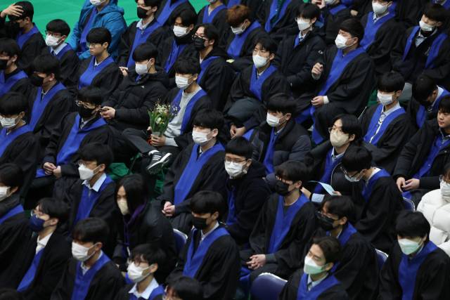 3일 종로구 경복고등학교 졸업식에 참석한 졸업생들이 마스크를 쓴 채 강당에 앉아 있다. 이날 졸업식 실내 행사는 학교 측의 권고로 마스크를 착용한 채 진행됐다. 연합뉴스