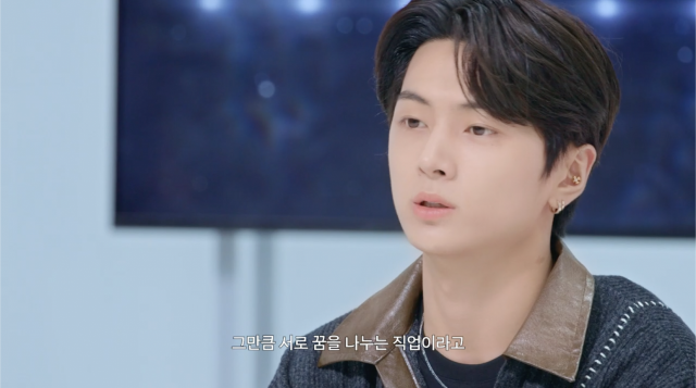 / 사진=그룹 엔하이픈 제이가 티빙 오리지널 다큐멘터리 '케이팝 제너레이션' 인터뷰에서 팬의 존재에 대해 이야기하고 있다.