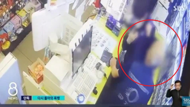 50대 남성이 편의점 계산대 안으로 들어와 아르바이트생을 폭행하고 있다. SBS뉴스 캡처