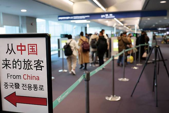 중국 및 홍콩·마카오발 입국자에 대한 '검역정보사전입력시스템'(Q-CODE·큐코드) 의무 등록 시행 이틀째인 1월6일 인천국제공항 입국장에 '중국發 전용통로' 안내문이 설치돼 있다. ⓒ연합뉴스