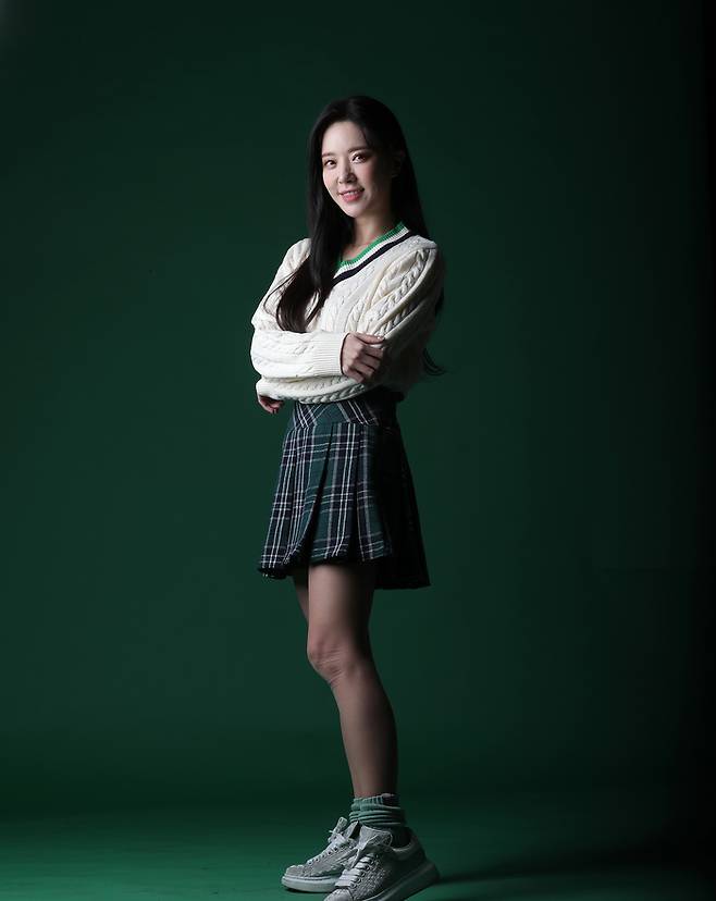 신곡 ‘큰거온다’를 발표한 가수 송민경이 1일 스포츠경향과 인터뷰에 앞서 포즈를 취하고 있다. 정지윤 선임기자