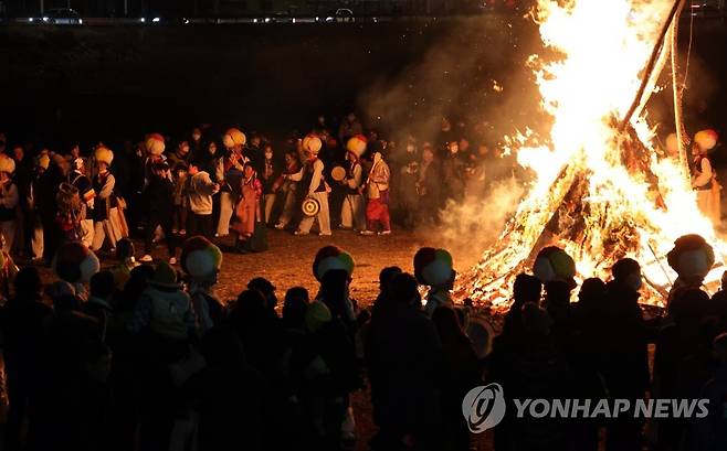 '행복과 건강을' (전주=연합뉴스) 나보배 기자 = 4일 전북 전주시 완산구 삼천동 일대에서 열린 정월대보름 행사 '망월이야'에 설치된 달집이 활활 타고 있다. 2023.2.4 warm@yna.co.kr