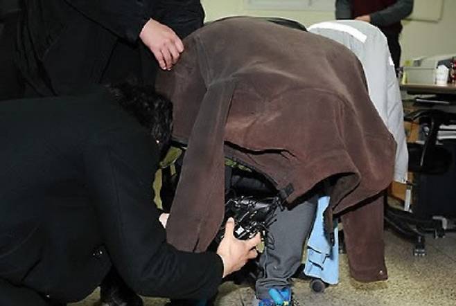 전 직장동료와 내연녀를 차례로 살해한 김모씨가 2013년 2월 5일 광주북부경찰서에서 조사를 받고 있다. (사진=연합뉴스)