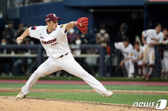 5일 오후 서울 구로구 고척스카이돔에서 열린 프로야구 '2022 신한은행 SOL KBO 포스트시즌' 한국시리즈 4차전 SSG 랜더스와 키움 히어로즈의 경기에서 키움 마무리 투수 최원태가 역투하고 있다. 2022.11.5/뉴스1 ⓒ News1 황기선 기자