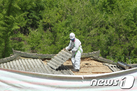 석면 슬레이트 지붕 철거 작업 ⓒ News1 DB