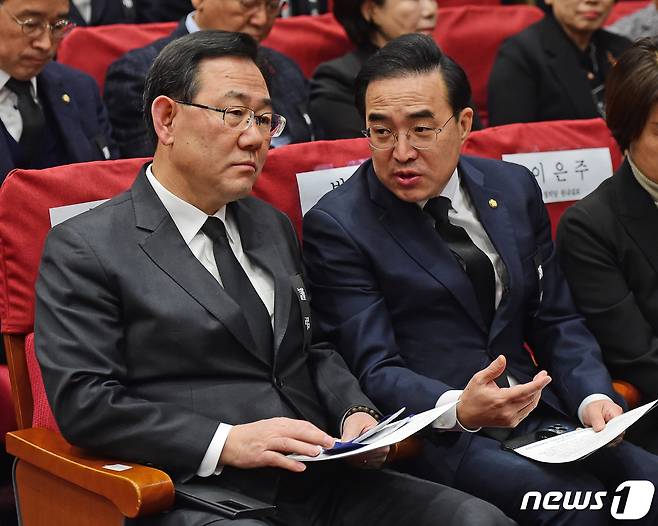 국민의힘 주호영(왼쪽)·더불어민주당 박홍근 원내대표가 5일 국회 의원회관에서 열린 10.29 이태원 참사 국회 추모제에서 대화하고 있다. (공동취재) 2022.2.5/뉴스1 ⓒ News1 허경 기자