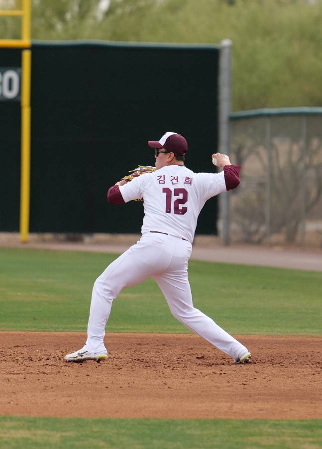 키움 1라운드 지명 신인 김건희가 2023 애리조나 스프링캠프에서 1루 수비 훈련을 하고 있다. 제공 | 키움 히어로즈