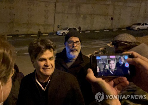 이란의 영화감독 자파르 파나히가 3일(현지시간) 에빈 교도소에서 석방 직후 지지자들의 환영을 받고 있다. [사진출처=로이터 연합뉴스]
