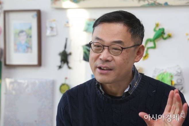 진화생물학 분야 권위자인 장이권 이화여대 교수가 자신의 연구실에서 동물들의 리더십이 인간에게 주는 시사점에 대해 이야기하고 있다. 사진=허영한 기자 younghan@