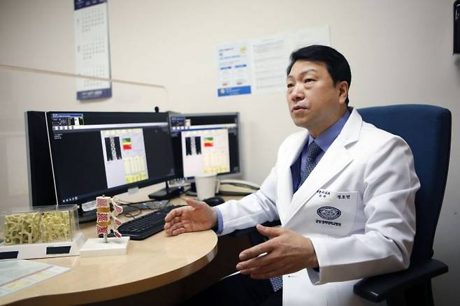 정호연 강동경희대병원 내분비대사내과 교수가 골다공증에 대해 설명하고 있다.[사진제공=강동경희대병원]