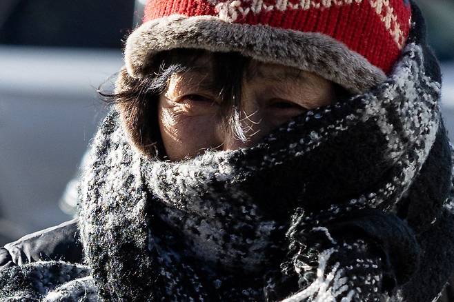 3일(현지시간) 미국 뉴욕에서 한 시민이 겨울바람을 막기 위해 목도리와 니트 모자까지 쓰고 눈만 쏙 빼놓은 채 걷고 있다./로이터 연합뉴스