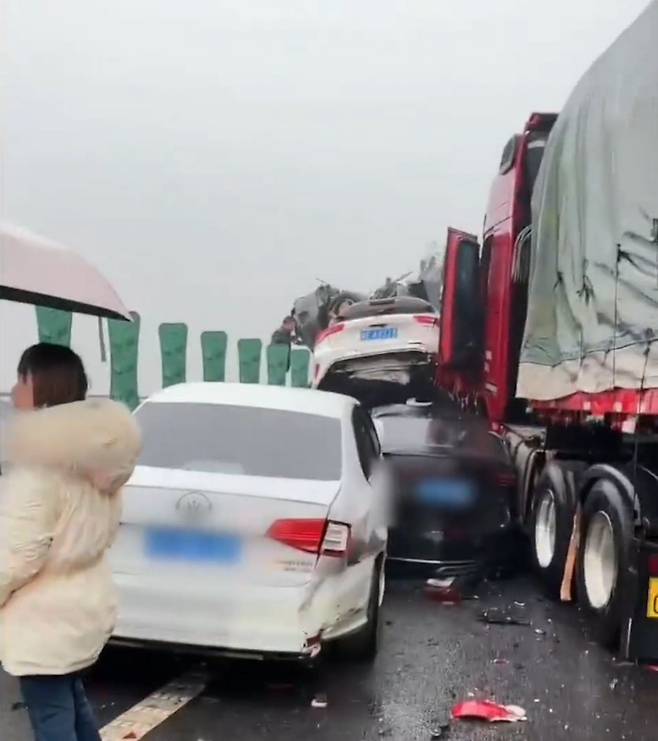 지난 4일 82명의 사상자를 낸 창사의 차량 연쇄 추돌 사고 현장. /웨이보