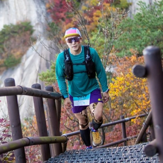 정재원 씨가 산을 오르고 있다. 2022년 서울100 트레일러닝대회 50km를 완주했다. 그는 “산을 달려 탈진해야 새로운 에너지가 생긴다”고 했다. 정재원  씨 제공.
