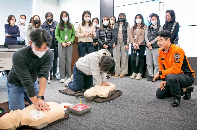서울 구로구 본사에서 진행된 임직원 대상 응급처치 및 심폐소생술 교육에서 직원이 실습 교육을 받고 있다.