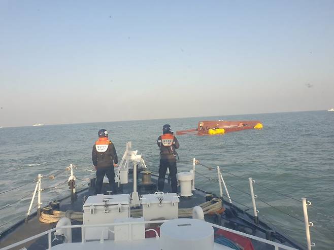 목포해양경찰이 5일 오전 전남 신안군 임자면 대비치도 인근 해역에서 어선 전복으로 실종된 9명에 대한 수색을 벌이고 있다. 사진=목포해양경찰서 제공