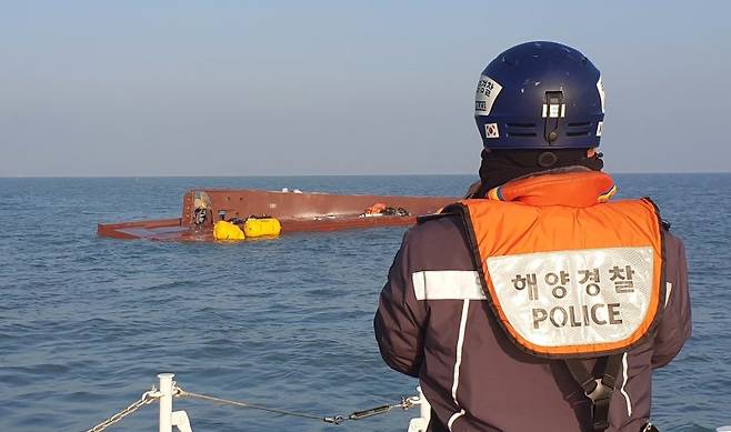 목포해양경찰이 5일 오전 전남 신안군 임자면 대비치도 인근 해역에서 어선 전복으로 실종된 9명에 대한 수색을 벌이고 있다. 사지=목포해양경찰서 제공