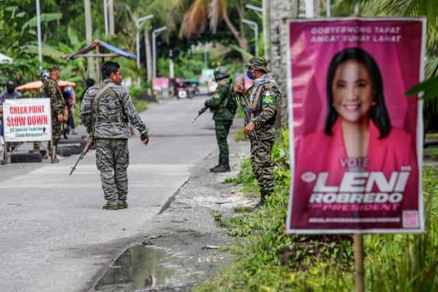 '모로 이슬람 해방전선' 군인들이 필리핀 대선을 앞둔 지난해 4월 마긴다나오 지역 도로를 순찰하고 있다. 마긴다나오=AFP 연합뉴스