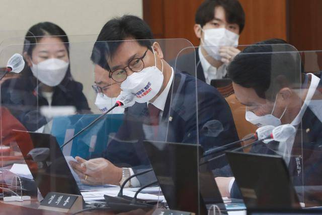 국회에선 다음 주부터 국세청, 애플코리아 등과 애플케어 부가세 환급 방안 논의가 이뤄질 예정이다. 김영식 국민의힘 의원이 지난해 10월 서울 여의도 국회에서 열린 과학기술정보방송통신위원회의 원자력안전위원회 종합감사에서 질의를 하고 있다. 오대근 기자