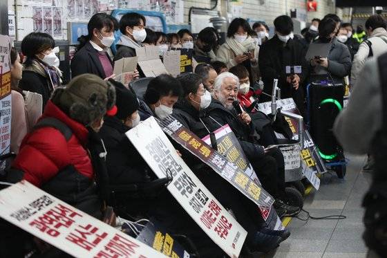 3일 오전 서울 종로구 지하철 4호선 혜화역에서 '장애인 권리 예산 확보를 위한 선전전'을 하고 있는 전장연. 뉴스1