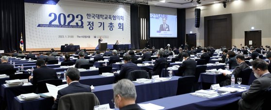 홍원화 한국대학교육협의회 회장이 지난달 31일 서울 서초구 더케이호텔에서 열린 대교협 2023년 정기총회에서 인사말을 하고 있다. 뉴스1