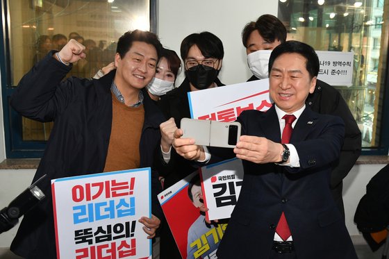 국민의힘 당권주자인 김기현 의원이 2일 서울 여의도 중앙당사에서 후보 등록을 마치고 지지자들과 기념촬영을 하고 있다. 장진영 기자