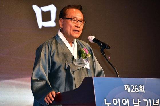 인사말하는 김호일 대한노인회 회장   (서울=연합뉴스) 김호일 대한노인회 회장이 30일 서울 용산구 백범김구기념관에서 열린 제26회 노인의날 기념식에서 인사말을 하고 있다. 2022.9.30 [국회사진기자단]   toadboy@yna.co.kr (끝)  〈저작권자(c) 연합뉴스, 무단 전재-재배포 금지〉