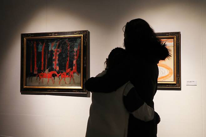 앙드레 브라질리에의 말을 소재로 한 그림을 관람객들이 감상하고 있다./한수빈 기자