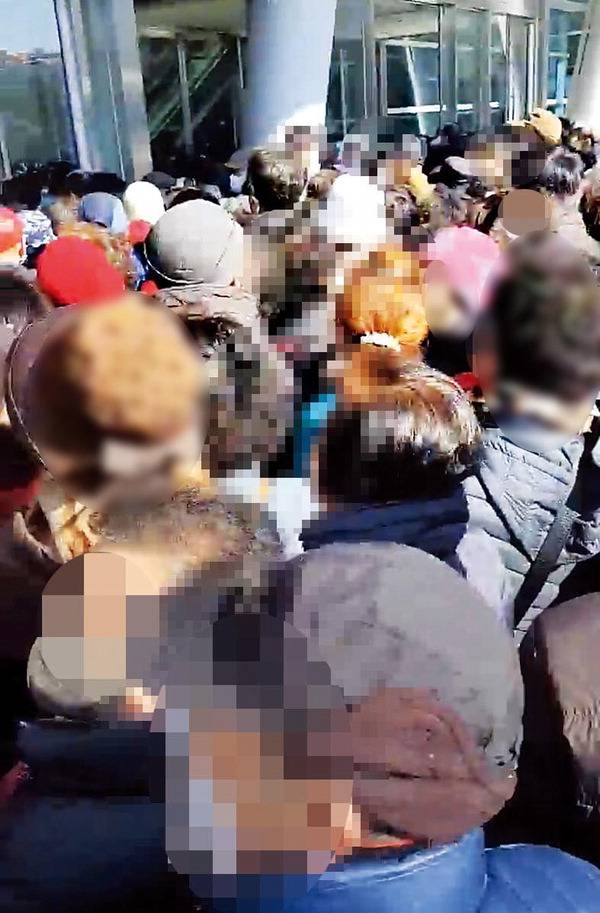 지난 4일 벡스코에서 열린 행사에 몰려든 인파로 아찔한 상황이 벌어졌다.  독자 제공