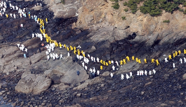 한국교회 성도들이 2007년 12월 태안 앞바다 기름 유출 사고 현장에서 방제작업을 벌이고 있다. 이광희 목사 제공