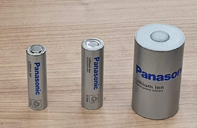 파나소닉이 제조한 원통형 배터리. 왼쪽부터 1865, 2170, 4680 배터리. 파나소닉 제공