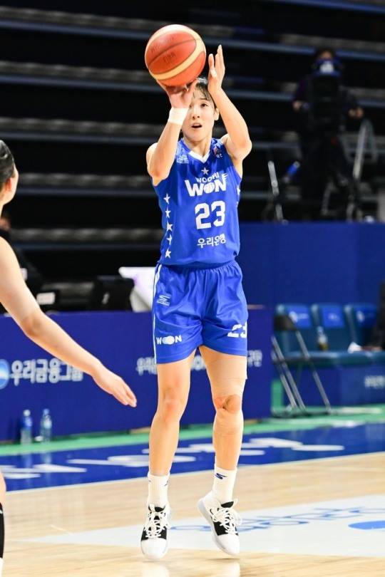 슛 던지는 김단비[WKBL 제공]
