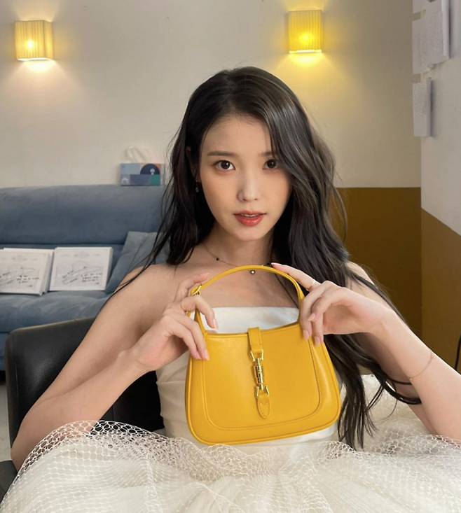 [사진출처 = 아이유 sns]