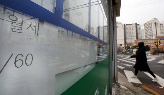 연이은 기준금리 인상과 '전세 사기' 사태로 보증금 미반환 우려가 커지자 전국 아파트 월세가 크게 올랐다. 3일 국토교통부 실거래가에 따르면 지난해 월세 100만원 이상 아파트 거래는 8만812건으로, 전년(6만4712건) 대비 24.8% 증가했다. 부동산 침체기 속 집을 사기보단 고가 월세를 택하는 이들이 많아졌다는 분석이 나온다./사진=뉴스1