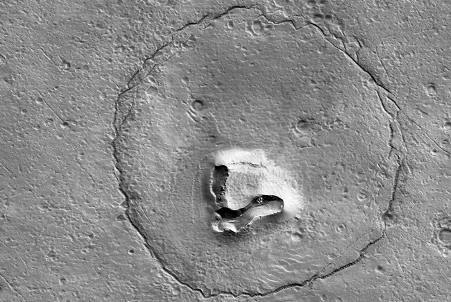 나사(미 항공우주국)가 최근 공개한 화성 지표면에 마치 곰의 얼굴 같은 모습이 보인다. 나사 AFP 연합뉴스