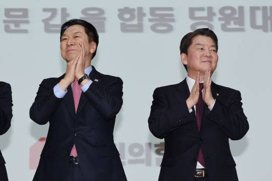 국민의힘 김기현 당 대표 후보(왼쪽)와 안철수 당 대표 후보가 5일 오후 서울 동대문구청 대강당에서 열린 국민의힘 동대문구 갑을 합동 당원대회에서 기념촬영을 위해 단상 위에 올라갔다. 연합뉴스
