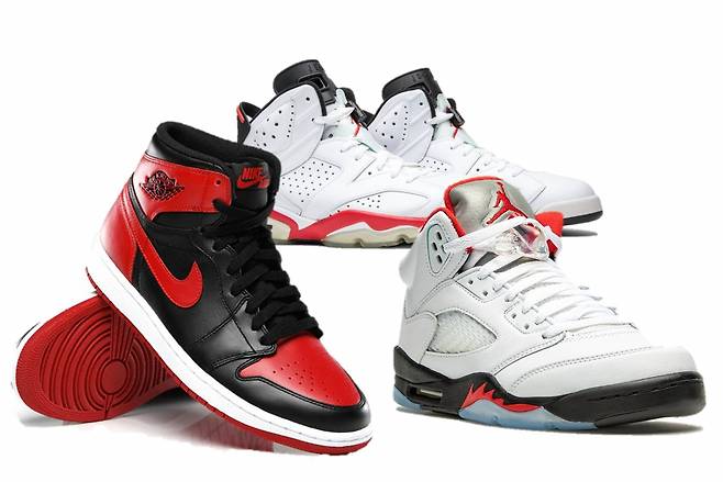 만화 ‘슬램덩크’ 속 북산고 농구팀 선수들이 신은 나이키 농구화. 왼쪽 부터 시계방향으로 에어 조던 6 ‘인프라레드’, 에어 조던 1 하이 ‘블랙/레드’, 에어 조던 5 ‘파이어 레드’. [나이키]