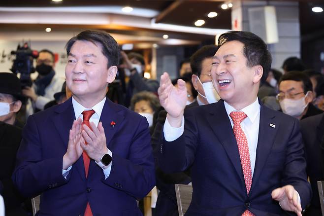 안 의원과 김 의원이 지난달 인천시당 신년인사회에 나란히 자리한 모습. 자료사진. [연합]