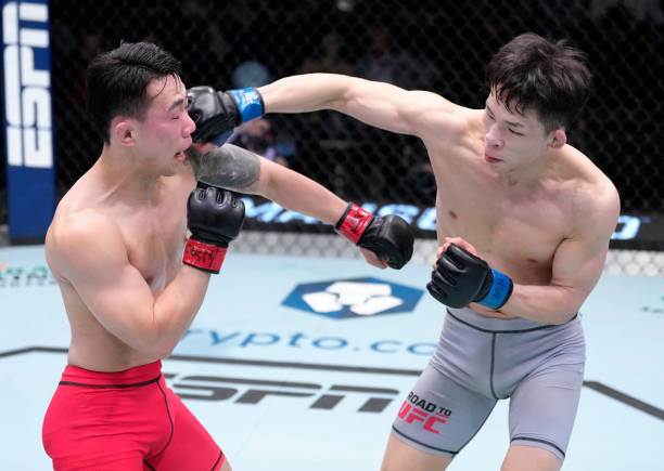 박현성(오른쪽)이 5일(한국시간) 미국 네바다주 라스베이거스의 UFC 에이팩스에서 열린 UFC 파이트 나이트 '로드 투 UFC' 토너먼트 플라이급 결승전에서 최승국에 펀치를 적중시키고 있다. (사진제공=UFC) 2023.02.05. *재판매 및 DB 금지