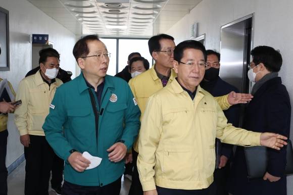 조승환 장관, 어선 전복사고 대응상황 점검 - 조승환 해양수산부 장관이 5일 오전 청보호 전복사고 실종자 수색·구조 등 대응 상황을 점검하고자 전남 목포해양경찰서에 들어서고 있다.-연합뉴스