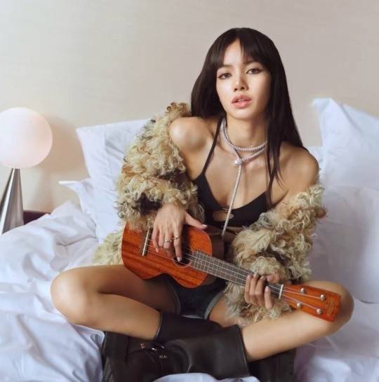 블랙핑크 리사. 마담 휘가로.