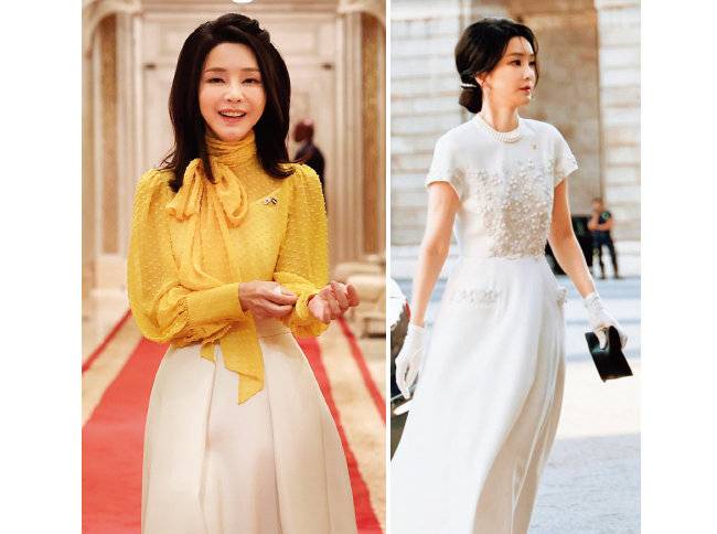 김 여사가 화사한 노랑 블라우스에 화이트 롱스커트를 매치한 패션으로 1월 18일 스위스 다보스에서 열린 한국의 밤 행사에 참석했다(왼쪽). 지난해 6월 28일 스페인 펠리페 6세 국왕 부부가 주최하는 만찬에 화이트 드레스 룩으로 참석한 김 여사. [대통령실 제공, 뉴스1]