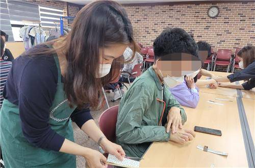 재능기부 펼치는 임혜정씨 [부산시장애인종합복지관 제공. 재판매 및 DB금지]