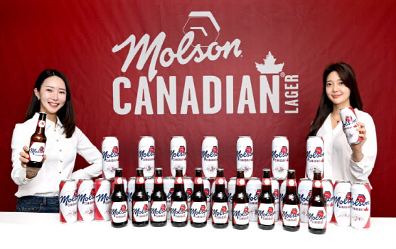 골든블루 인터내셔널 모델들이 캐나다 대표 프리미엄 라거 ‘몰슨 캐네디언’과 기념 촬영을 하고 있다.(사진=골든블루 인터내셔널)