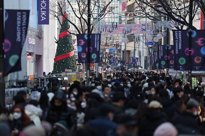 성탄절인 지난해 12월 25일 오후 서울 중구 명동거리를 찾은 시민들이 이동하고 있다. (사진=연합뉴스)