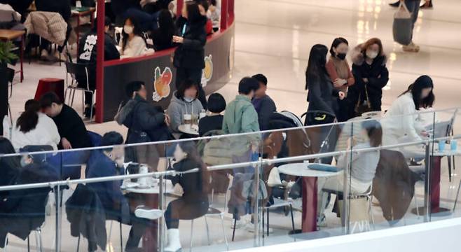 실내 마스크 해제 후 첫 주말인 5일 서울 영등포구의 한 대형 쇼핑몰에서 시민들이 자율적으로 마스크를 착용하고 있다. [사진=뉴스1]
