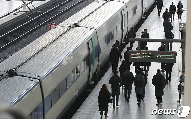 열차를 타는 시민들의 모습. ⓒ News1 허경 기자